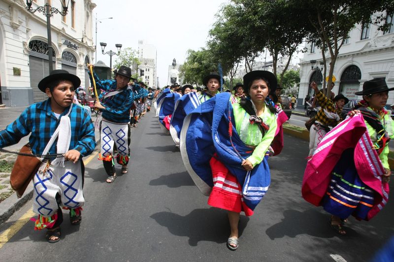 Colorido Carnaval de Vilcashuaman Ayacucho 2012 denominado 'Quena de Oro' llegó a la plaza San Martín en Lima.
