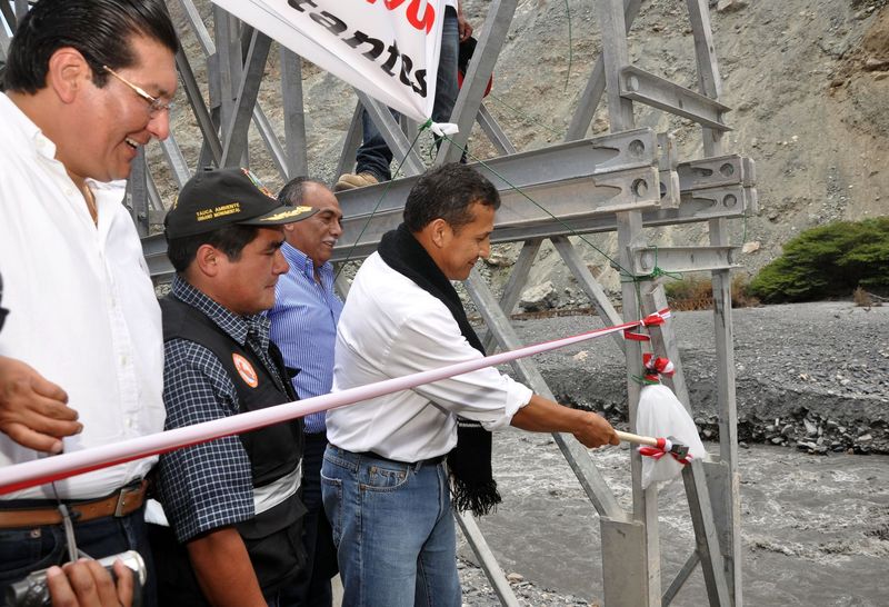 Ollanta Humala entregó puente Bailey que permitirá sacar del aislamiento a un sector de la población de Pallasca, en la región Ancash.