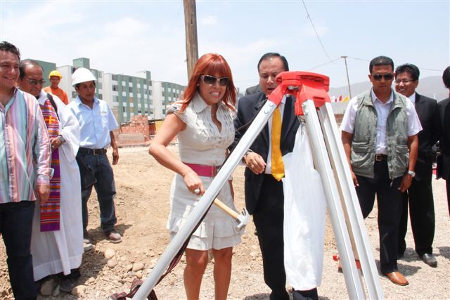 Magaly Medina fue madrina de complejo habitacional en el distrito de Santa Clara