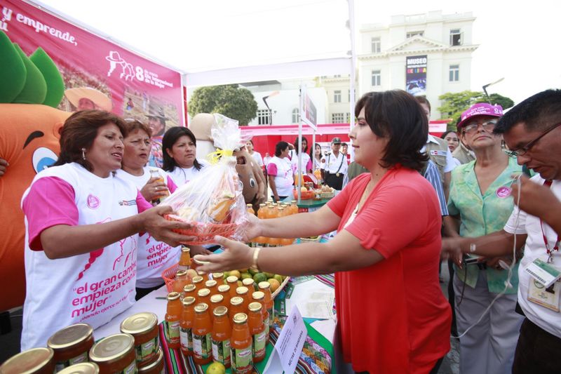 Ministra Ana Jara visitó Feria de Servicios en el Parque de la Exposición por el Día Internacional de La Mujer