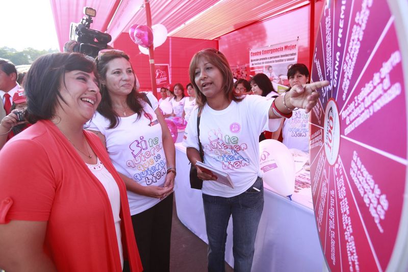 Ministra Ana Jara visitó Feria de Servicios en el Parque de la Exposición por el Día Internacional de La Mujer