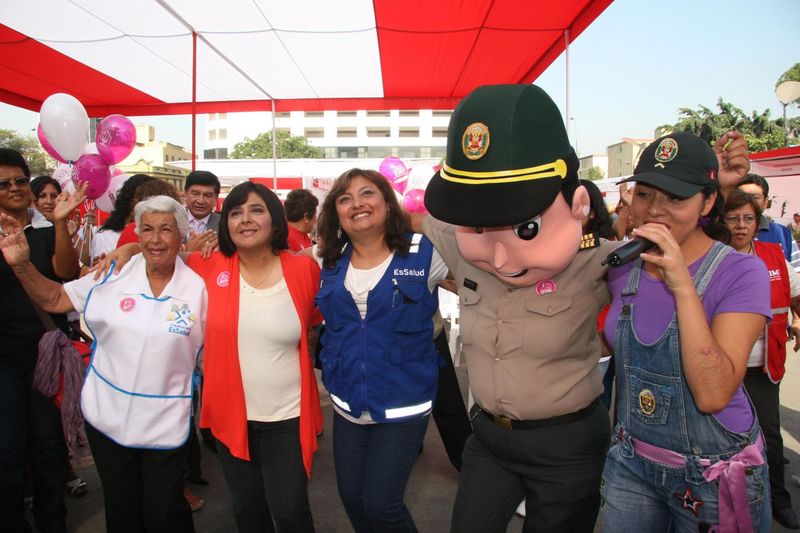 Ministra Ana Jara visitó Feria de Servicios en el Parque de la Exposición por el Día Internacional de La Mujer