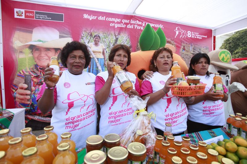 Ministra Ana Jara visitó Feria de Servicios en el Parque de la Exposición por el Día Internacional de La Mujer