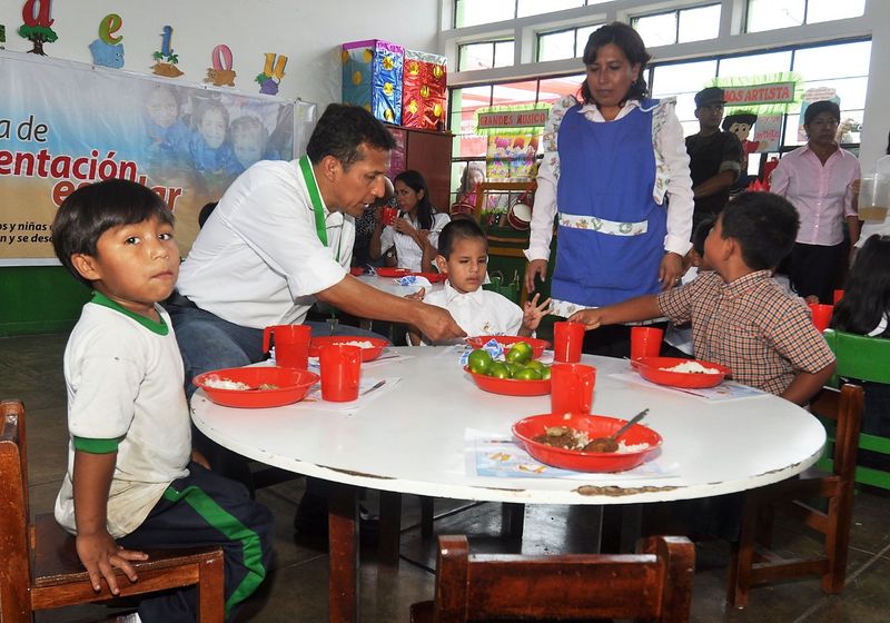 Ollanta Humala y Primera Dama Nadine Heredia,participan en la distribución de los almuerzos escolares en  San Juan Bautista, en Huaral