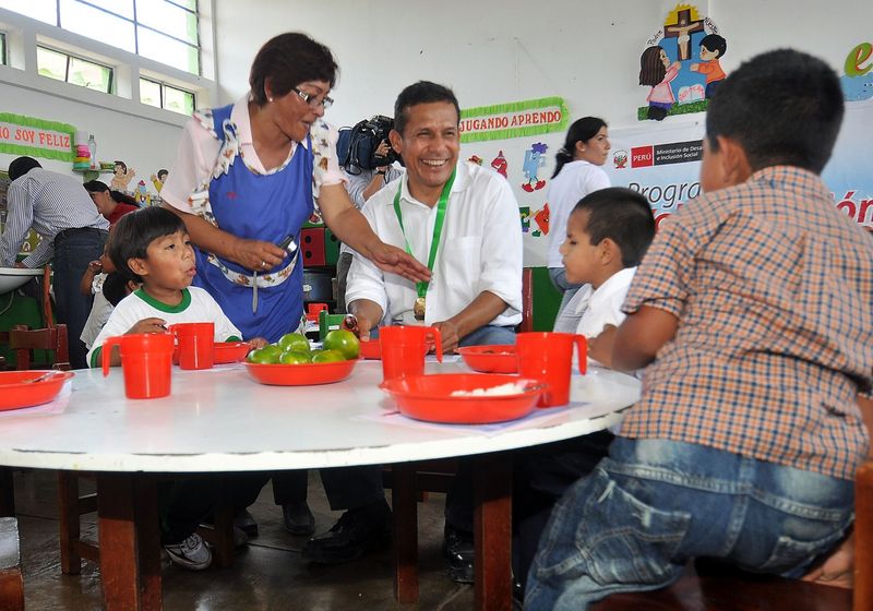 Ollanta Humala y Primera Dama Nadine Heredia,participan en la distribución de los almuerzos escolares en  San Juan Bautista, en Huaral