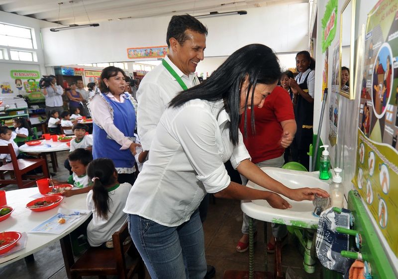 Ollanta Humala y Primera Dama Nadine Heredia,participan en la distribución de los almuerzos escolares en  San Juan Bautista, en Huaral