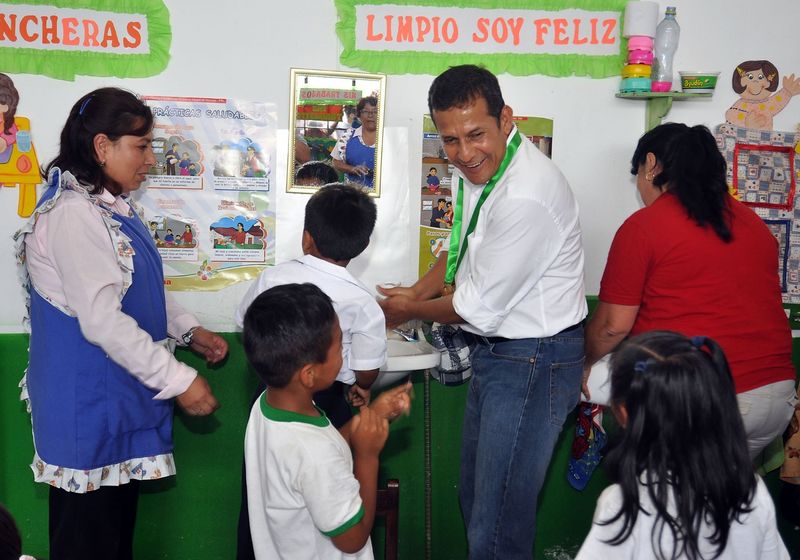 Ollanta Humala y Primera Dama Nadine Heredia,participan en la distribución de los almuerzos escolares en  San Juan Bautista, en Huaral