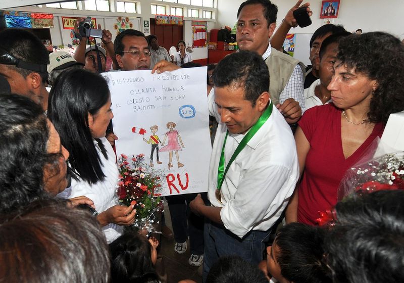 Ollanta Humala y Primera Dama Nadine Heredia,participan en la distribución de los almuerzos escolares en  San Juan Bautista, en Huaral