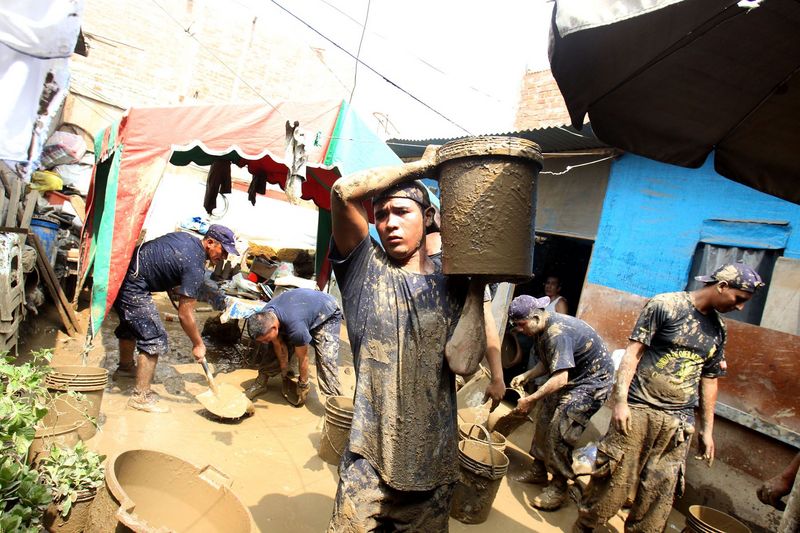 Al menos 80 viviendas del distrito de Chosica, quedaron inhabitables y en riesgo de colapsar tras el desborde del río Huaycoloro en la zona de Leticia