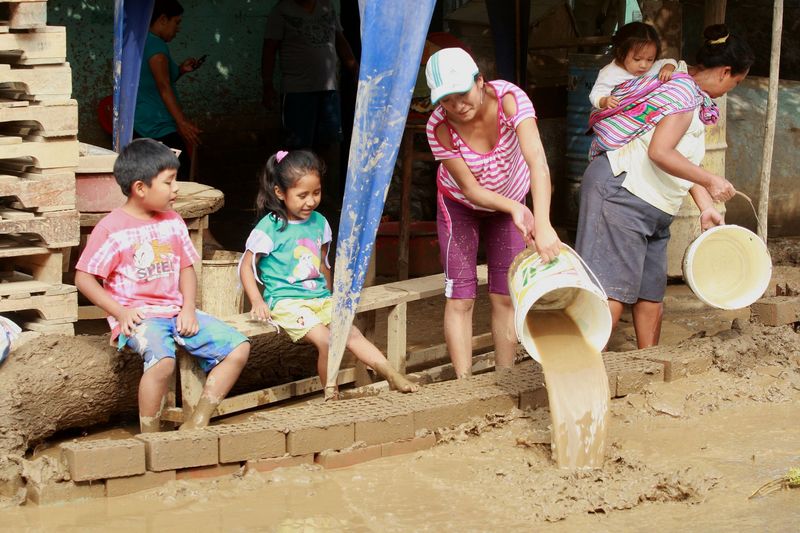 Al menos 80 viviendas del distrito de Chosica, quedaron inhabitables y en riesgo de colapsar tras el desborde del río Huaycoloro en la zona de Leticia