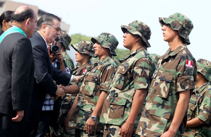 Ministro Óscar Valdés,condecora a personal militar y policial que capturo al terrorista Artemio