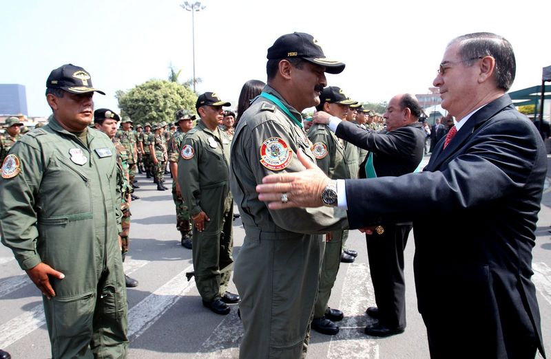 Ministro Óscar Valdés,condecora a personal militar y policial que capturo al terrorista Artemio