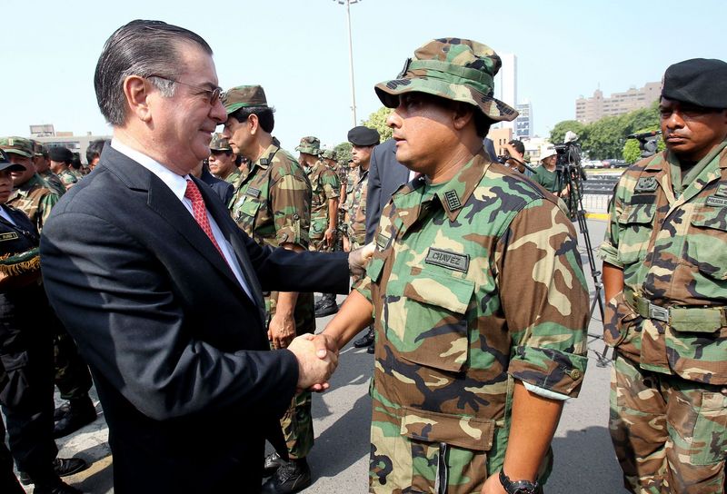 Ministro Óscar Valdés,condecora a personal militar y policial que capturo al terrorista Artemio