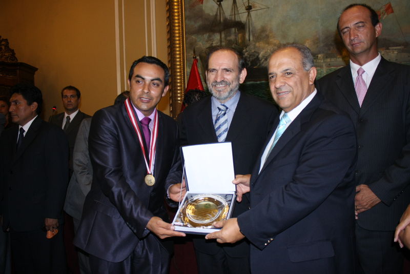 El embajador de Palestina en Lima, Walid Abdel Rahim recibe plato recordatorio por la Confederación Nacional de Comerciantes 2012 - CONACO