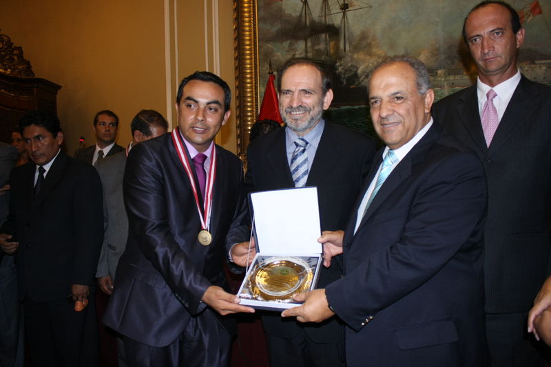 El embajador de Palestina en Lima, Walid Abdel Rahim recibe plato recordatorio por la Confederación Nacional de Comerciantes 2012 - CONACO