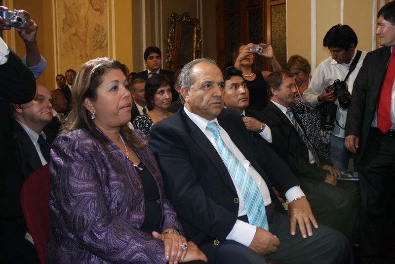 El embajador de Palestina en Lima, Walid Abdel Rahim recibe plato recordatorio por la Confederación Nacional de Comerciantes 2012 - CONACO