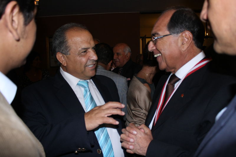 El embajador de Palestina en Lima, Walid Abdel Rahim recibe plato recordatorio por la Confederación Nacional de Comerciantes 2012 - CONACO