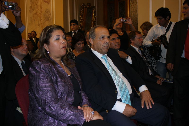 El embajador de Palestina en Lima, Walid Abdel Rahim recibe plato recordatorio por la Confederación Nacional de Comerciantes 2012 - CONACO