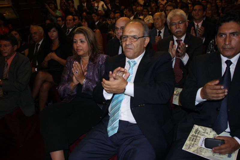 El embajador de Palestina en Lima, Walid Abdel Rahim recibe plato recordatorio por la Confederación Nacional de Comerciantes 2012 - CONACO