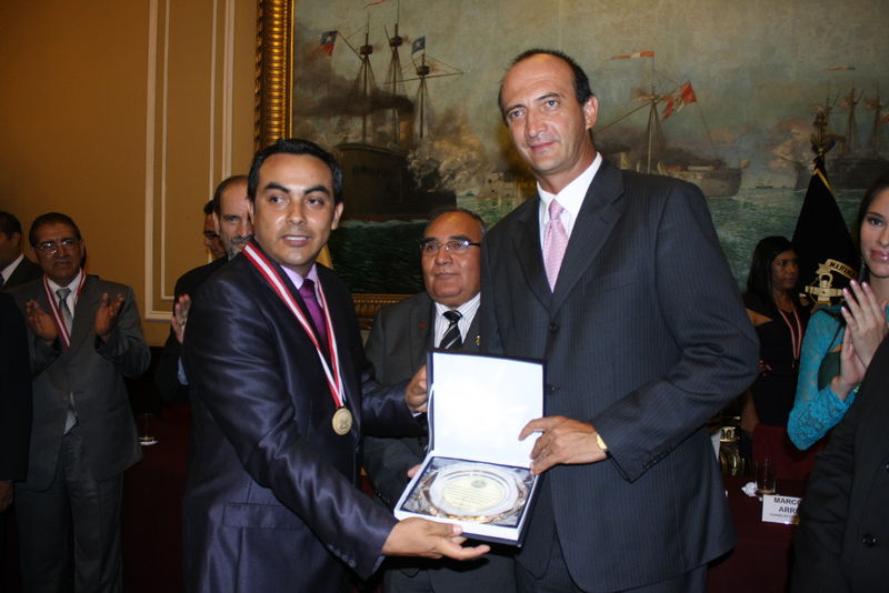 Congresista Juan Carlos Eguren Neuenschwander recibe plato recordatorio por la CONACO