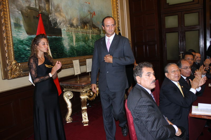 Congresista Juan Carlos Eguren Neuenschwander recibe plato recordatorio por la CONACO