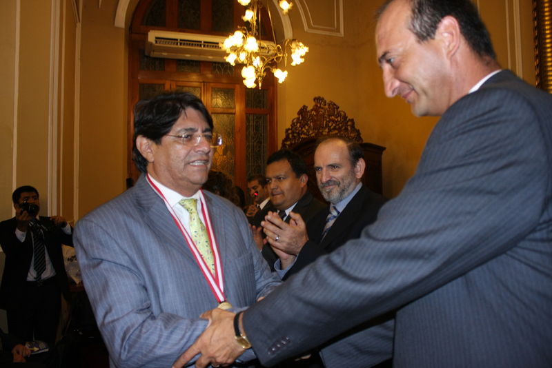 Congresista Juan Carlos Eguren Neuenschwander recibe plato recordatorio por la CONACO