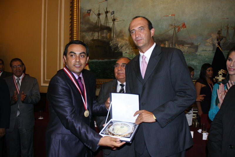 Congresista Juan Carlos Eguren Neuenschwander recibe plato recordatorio por la CONACO