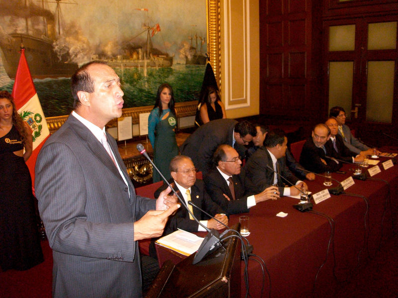Congresista Juan Carlos Eguren Neuenschwander recibe plato recordatorio por la CONACO