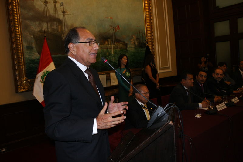 Doctor Carlos Roca Caceres en la presentación del Premio Internacional a la Excelencia 2012 - CONACO