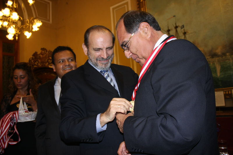 Doctor Carlos Roca Caceres en la presentación del Premio Internacional a la Excelencia 2012 - CONACO
