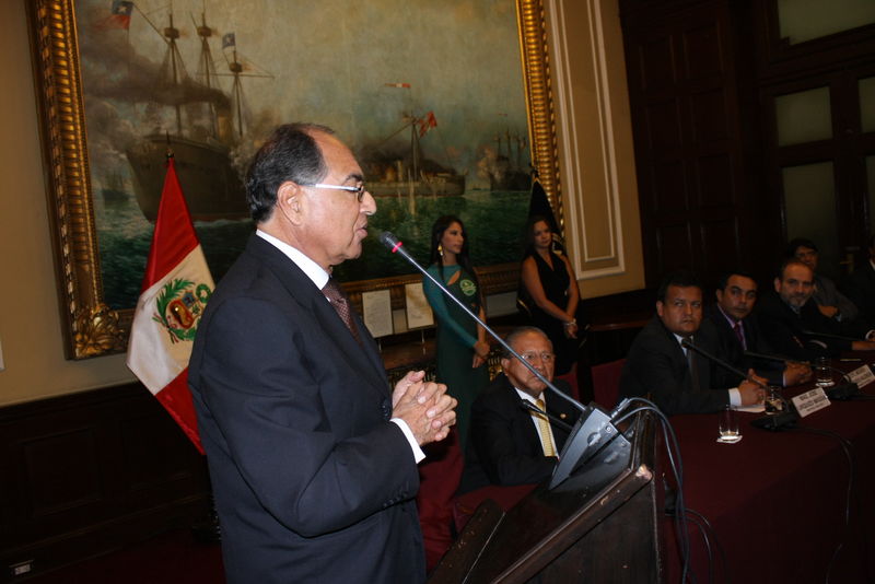 Doctor Carlos Roca Caceres en la presentación del Premio Internacional a la Excelencia 2012 - CONACO