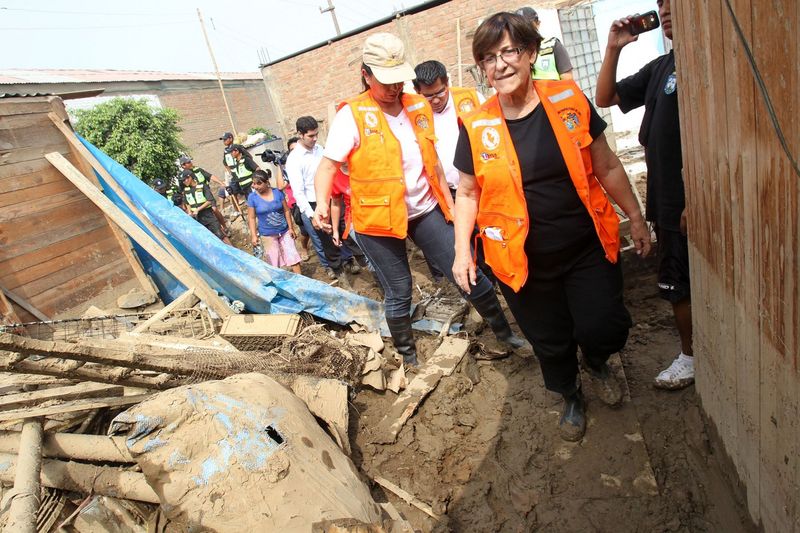Alcaldesa de Lima Susana Villarán, visita zonas afectadas por el desborde del río huaycoloro