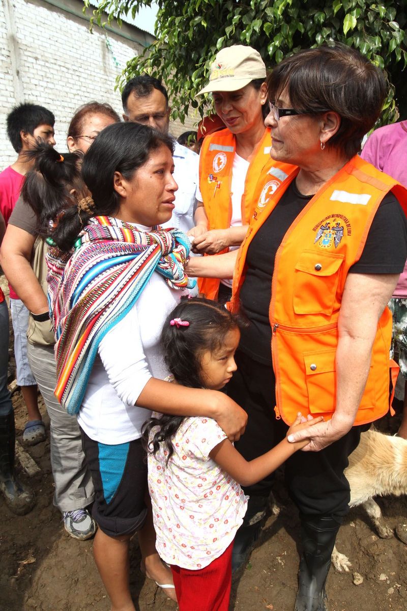 Alcaldesa de Lima Susana Villarán, visita zonas afectadas por el desborde del río huaycoloro