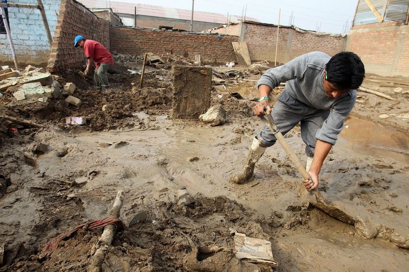 Alcaldesa de Lima Susana Villarán, visita zonas afectadas por el desborde del río huaycoloro