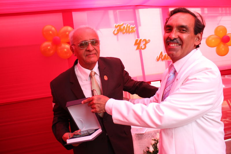 Dr. Walter Navarro, dirigiendo unas palabras por el 43 aniversario del Servicio de Cirugía Plástica y Quemados del Hospital Arzobispo Loayza