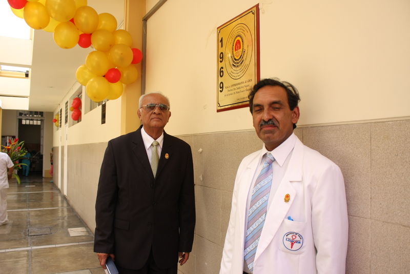 Dr. Walter Navarro, dirigiendo unas palabras por el 43 aniversario del Servicio de Cirugía Plástica y Quemados del Hospital Arzobispo Loayza