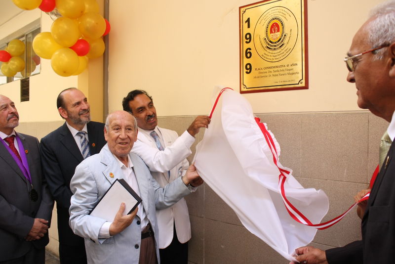Dr. Walter Navarro, dirigiendo unas palabras por el 43 aniversario del Servicio de Cirugía Plástica y Quemados del Hospital Arzobispo Loayza