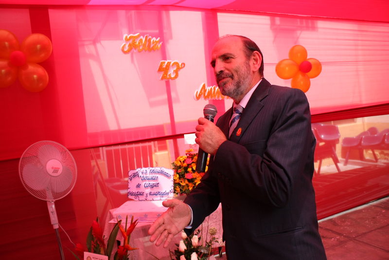 El congresista Yehude Simon dando unas palabras por el 43 aniversario del Servicio de Cirugía Plástica y Quemados
