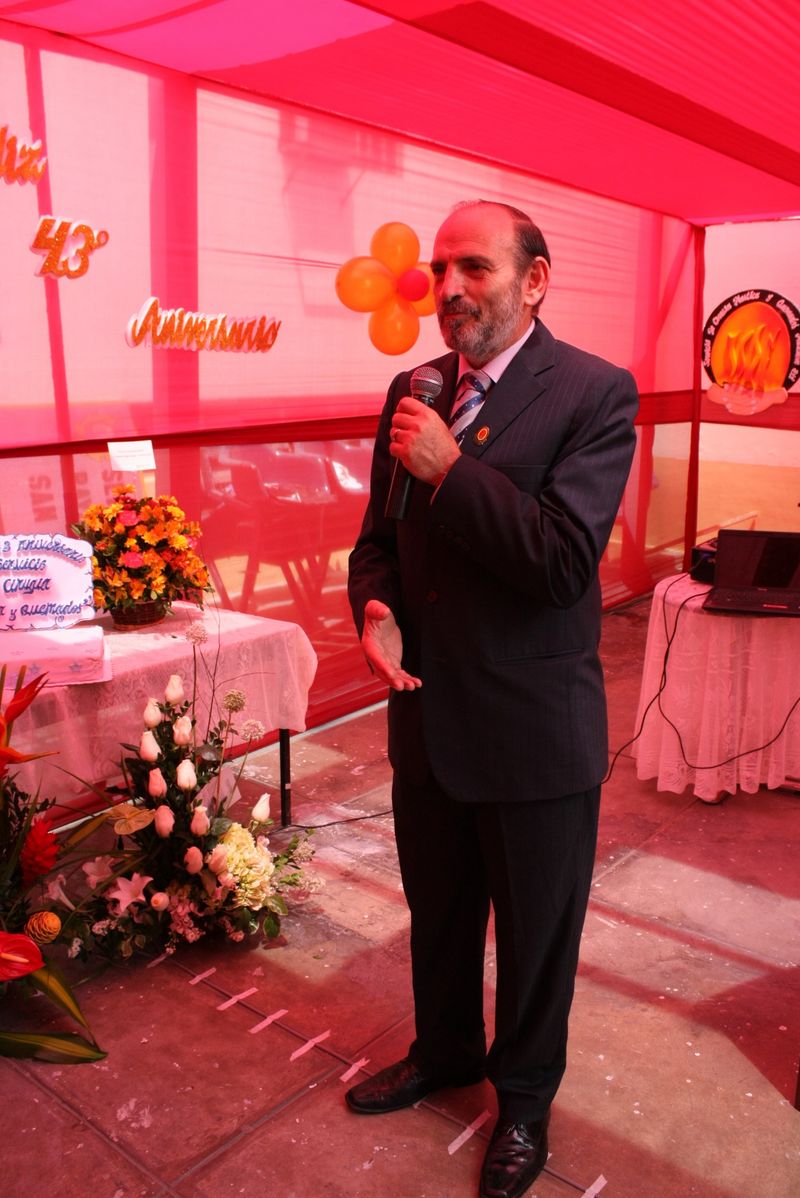 El congresista Yehude Simon dando unas palabras por el 43 aniversario del Servicio de Cirugía Plástica y Quemados