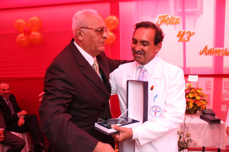 Doctor, Marco Antonio García Morales, recibiendo una distinción por su excelente labor en la medicina Plástica Reconstructiva y Quemados