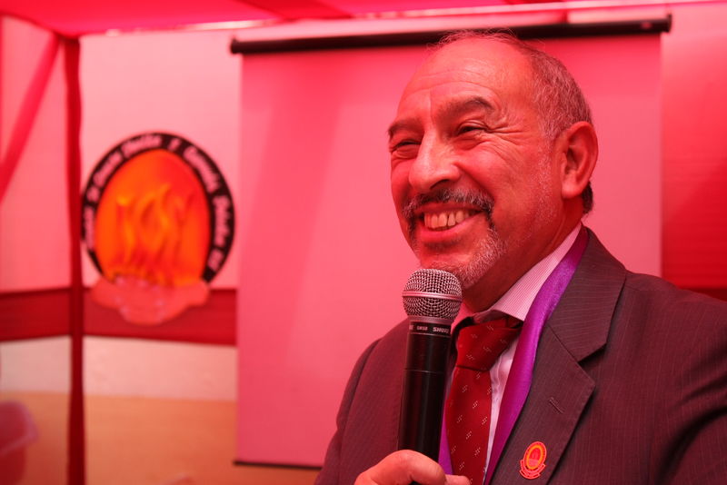 Dr.Juan Villena Vizcarra, Decano Nacional del colegio de Médicos del Perú  felicitando a los médicos del servicio de cirugía plástica y quemados