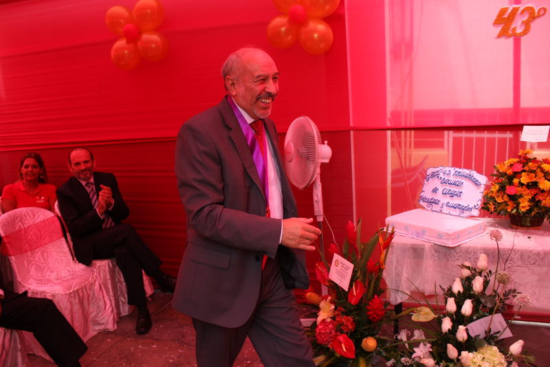 Dr.Juan Villena Vizcarra, Decano Nacional del colegio de Médicos del Perú  felicitando a los médicos del servicio de cirugía plástica y quemados