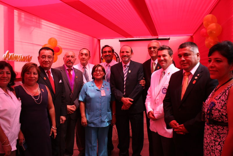 Dr.Juan Villena Vizcarra, Decano Nacional del colegio de Médicos del Perú  felicitando a los médicos del servicio de cirugía plástica y quemados