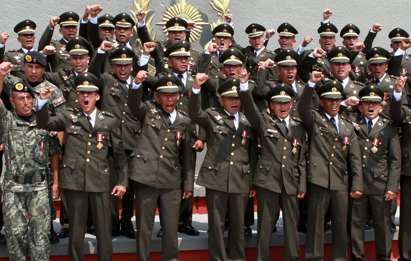 Condecoran con la Medalla al Combatiente Mariscal Andrés Avelino Cáceres a 34 oficiales y subalternos del Ejército que participaron en la captura ?Artemio?.