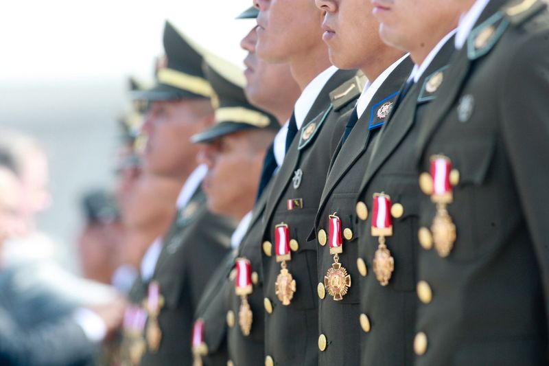 Condecoran con la Medalla al Combatiente Mariscal Andrés Avelino Cáceres a 34 oficiales y subalternos del Ejército que participaron en la captura ?Artemio?.