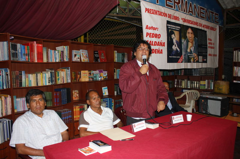 Periodista Pedro Saldaña Ludeña en la presentación de su libro CONVERSACIONES CON ANTAURO HUMALA