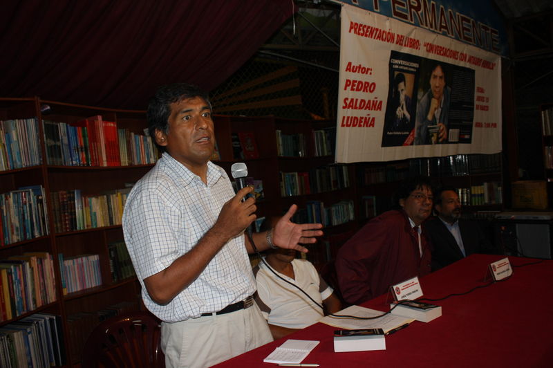 Periodista Pedro Saldaña Ludeña en la presentación de su libro CONVERSACIONES CON ANTAURO HUMALA