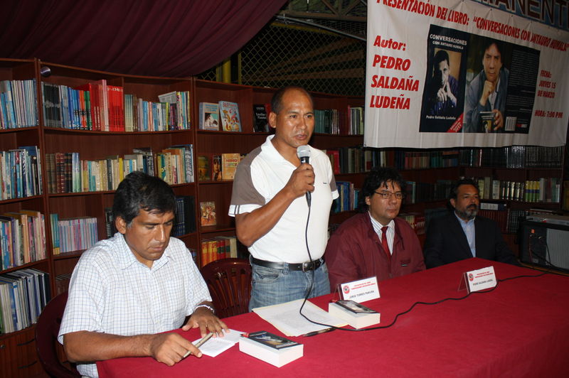 Periodista Pedro Saldaña Ludeña en la presentación de su libro CONVERSACIONES CON ANTAURO HUMALA