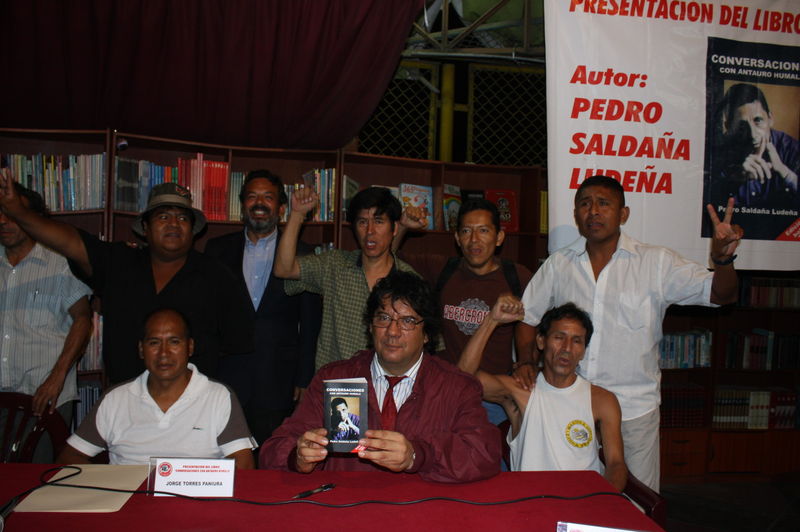 Periodista Pedro Saldaña Ludeña en la presentación de su libro CONVERSACIONES CON ANTAURO HUMALA