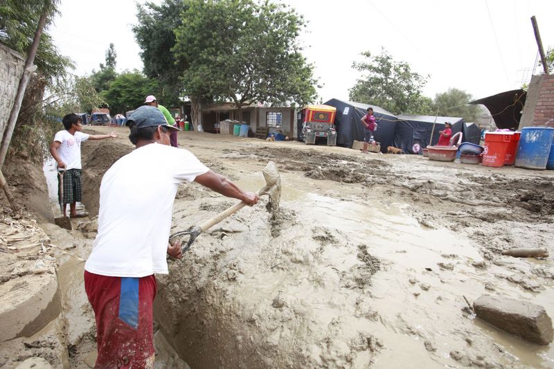Continuan los trabajos de limpieza por el desborde del río Huaycoloro en Chosica